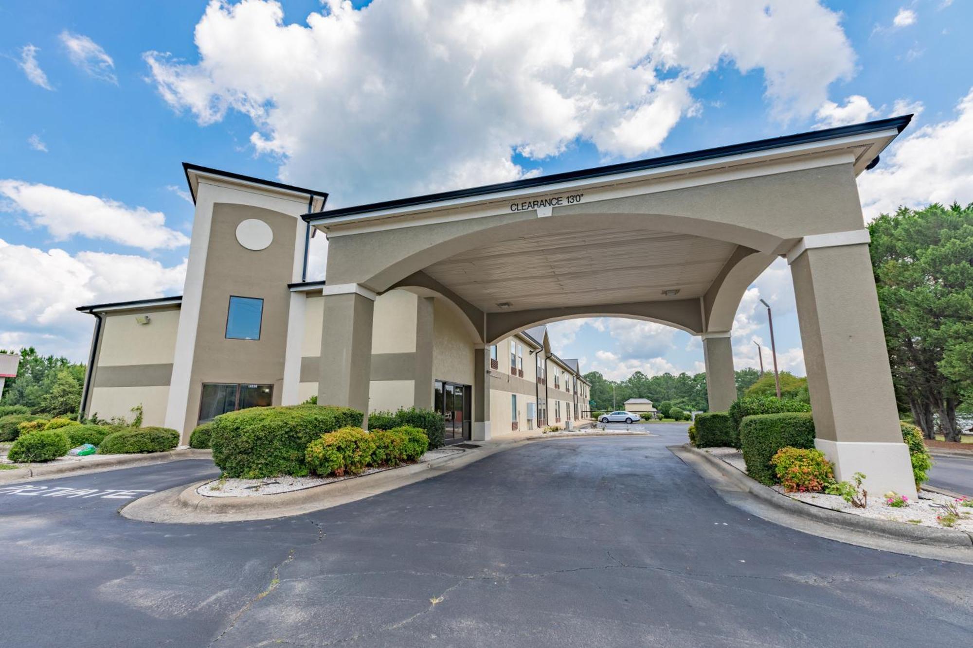 Hotel Baymont By Wyndham Creedmoor Exterior foto