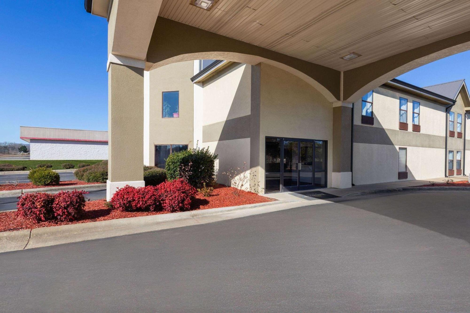Hotel Baymont By Wyndham Creedmoor Exterior foto